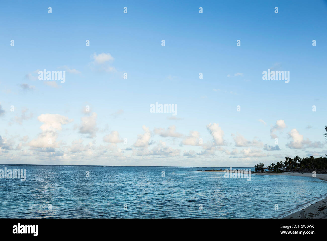 De la mer à l'île Maurice sous un ciel nuageux. Banque D'Images
