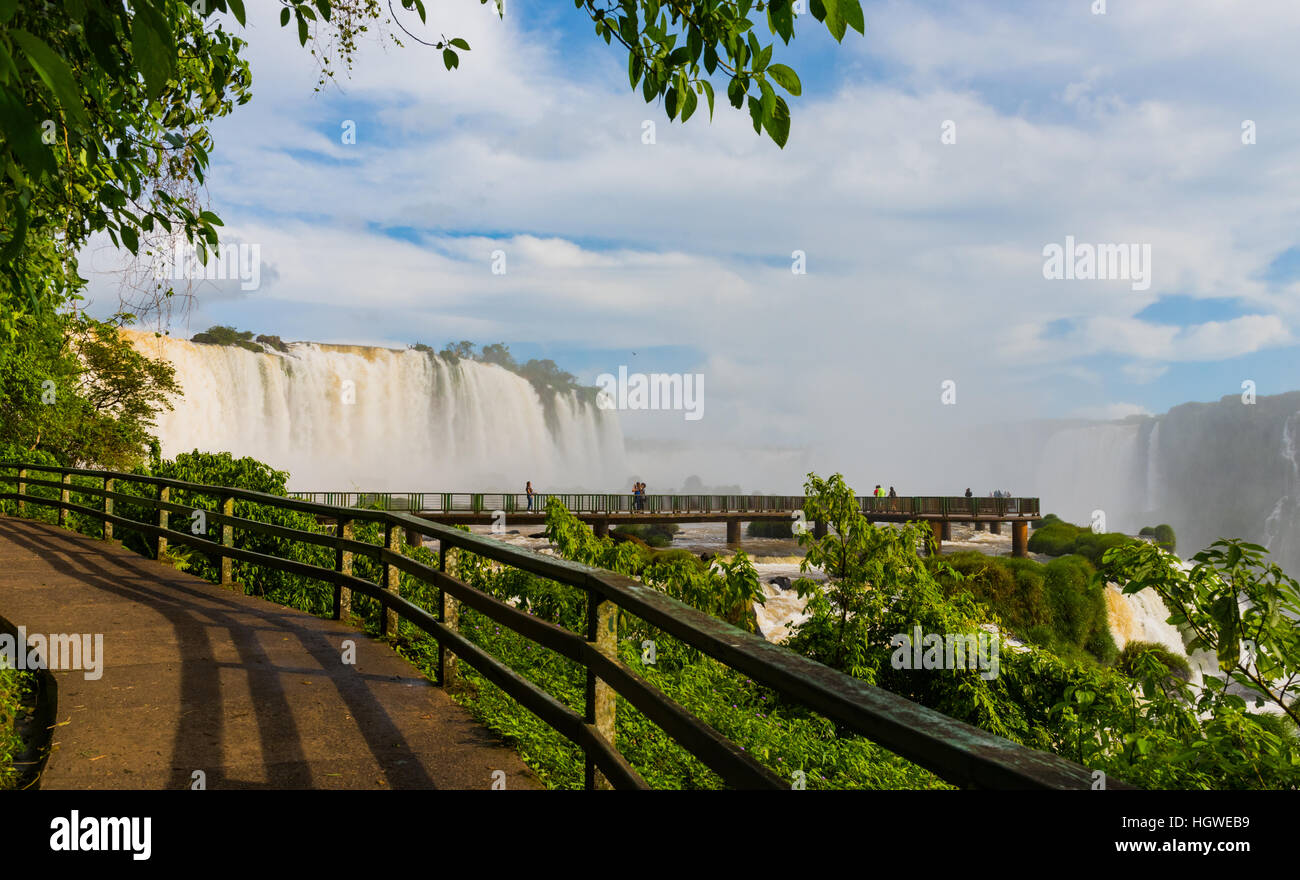 Iguassu - Gorge du Diable et passage piéton de côté Brésilien Banque D'Images