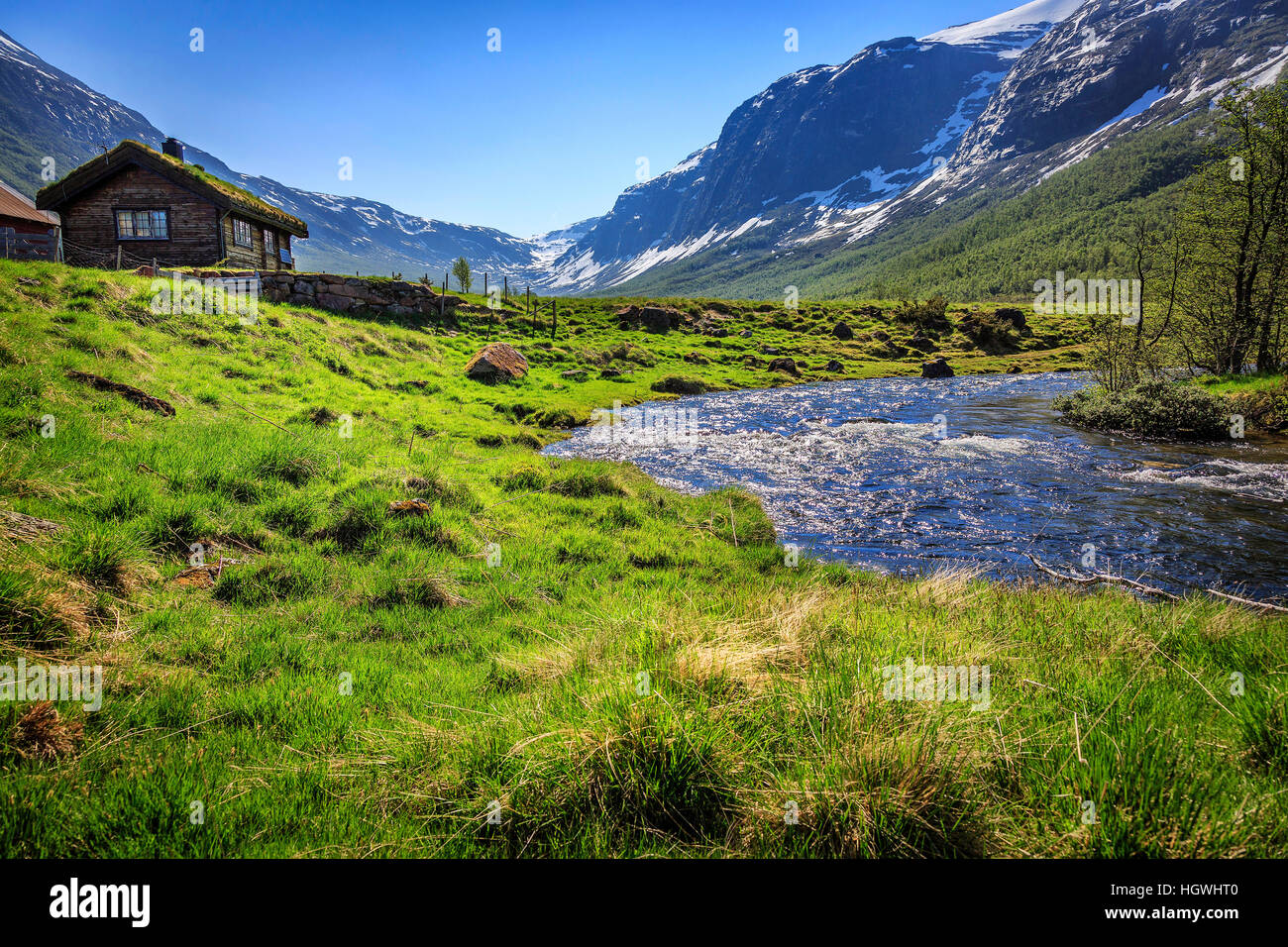 Un ruisseau d'eau claire et des cabanes de bergers dans les pâturages d'été dans les collines derrière Stryn, Norvège. Banque D'Images Un ruisseau d'eau claire et des cabanes de bergers dans les pâturages d'été dans les collines derrière Stryn, Norvège. Banque D'Images