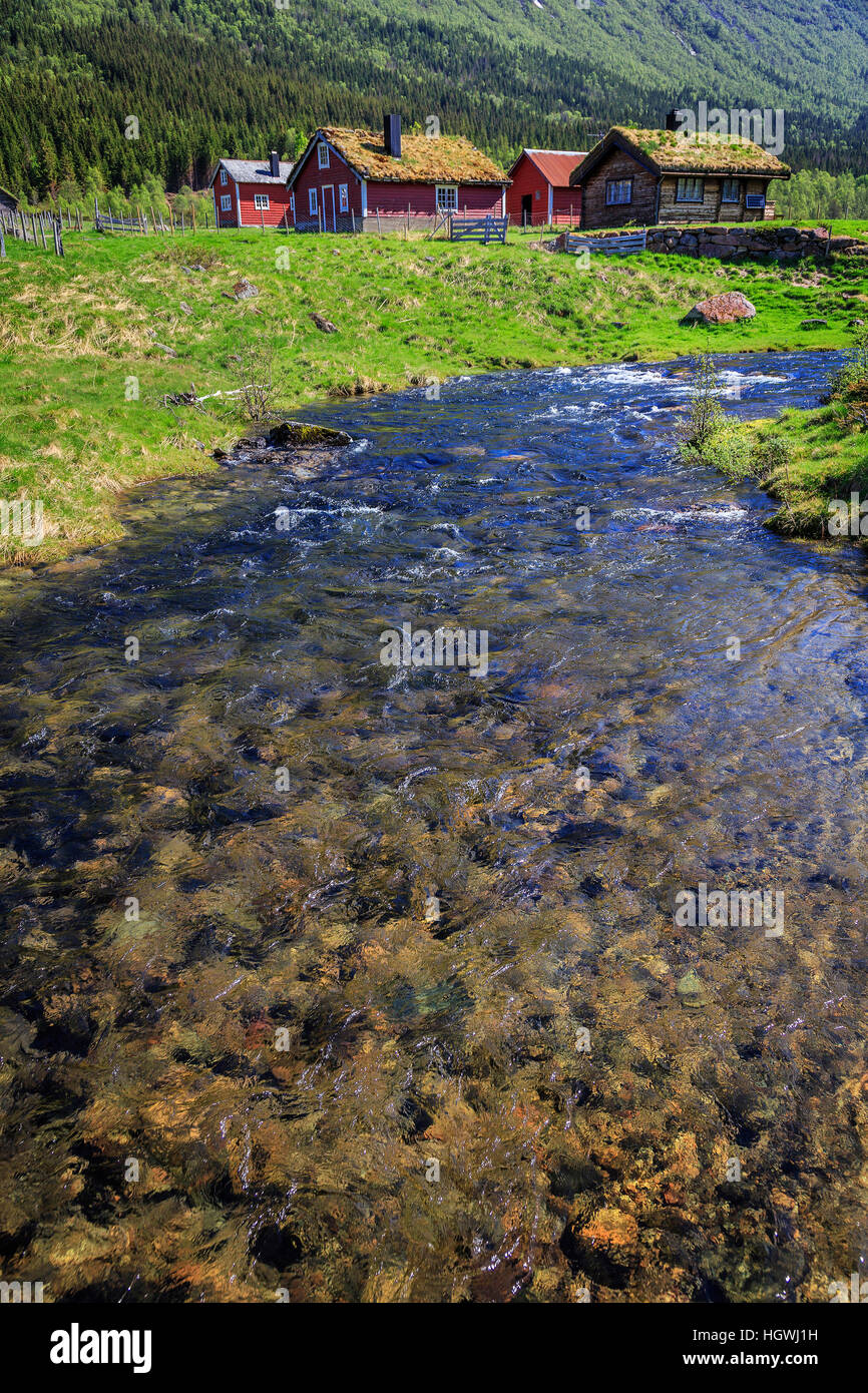 Un ruisseau d'eau claire et des huttes dans les pâturages d'été dans les collines derrière Stryn, Norvège. Banque D'Images Un ruisseau d'eau claire et des huttes dans les pâturages d'été dans les collines derrière Stryn, Norvège. Banque D'Images