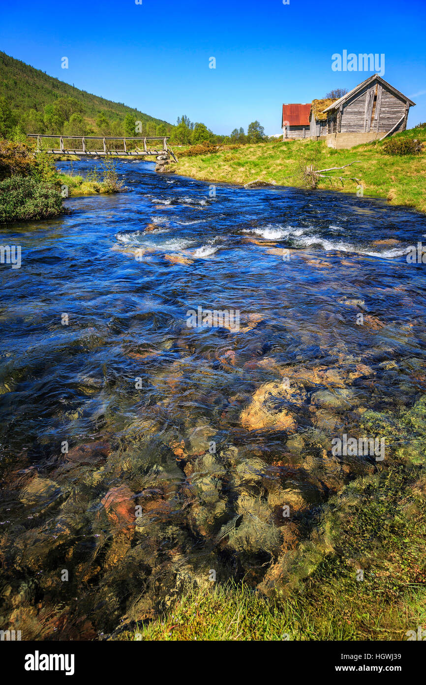 Un ruisseau d'eau claire et des huttes dans les pâturages d'été dans les collines derrière Stryn, Norvège. Banque D'Images Un ruisseau d'eau claire et des huttes dans les pâturages d'été dans les collines derrière Stryn, Norvège. Banque D'Images