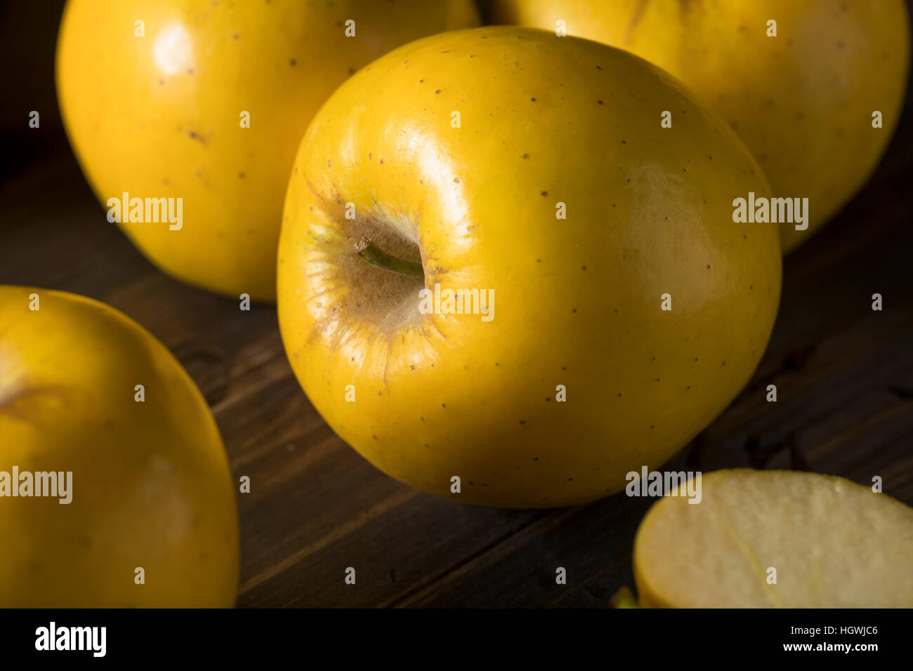 Matières organiques Pommes Opale jaune prêt à manger Banque D'Images