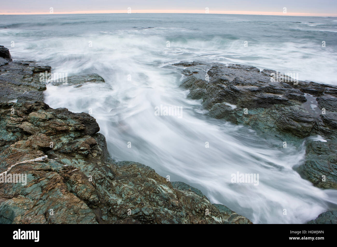 Matin surfez près de Brenton Point State Park sur Ocean Road à Newport, Rhode Island. Banque D'Images