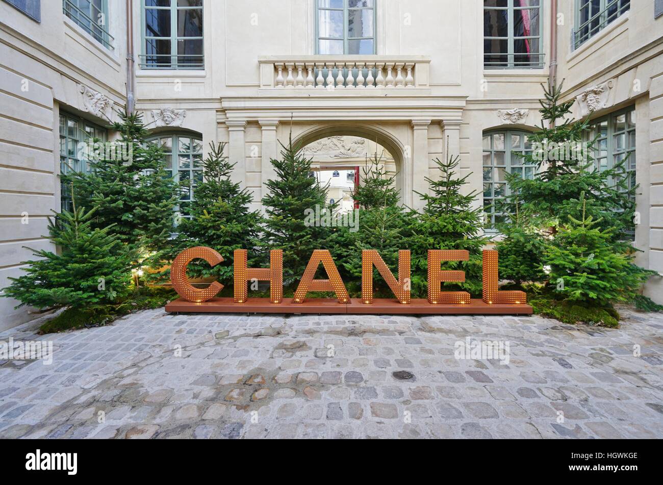 Maison de couture française Chanel a ouvert un pop-up store temporaire dans un magnifique immeuble dans le Marais à Paris Banque D'Images