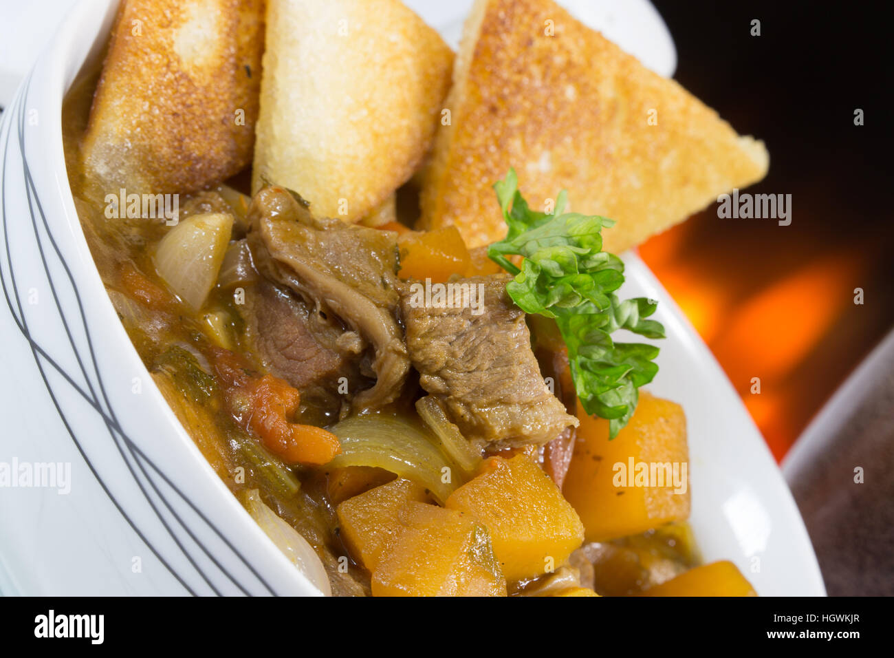 Un pub anglais/restaurant bol de goulasch de Bœuf servi avec des croûtons de pain frit. Banque D'Images
