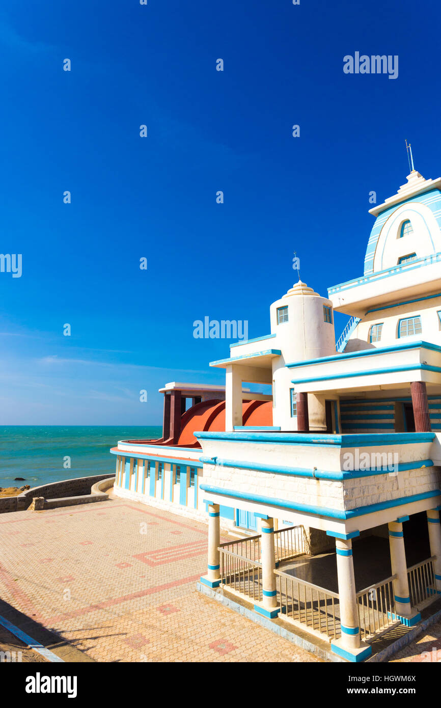 Vue sur l'océan du côté de Gandhi Memorial Mandapam sur l'Indien pointe la ville de Kanyakumari lors d'une journée ensoleillée en Inde Banque D'Images