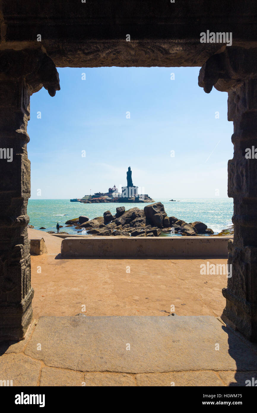 L'île Thiruvalluvar statue vu à travers les 16 pattes sur pavillon mandap un ciel bleu jour dans Kanyakumari, Tamil Nadu, Inde Banque D'Images