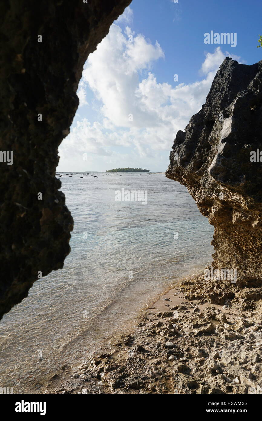 Un îlot dans le fond entre les roches érodées au bord de la mer, l'atoll de Tikehau, archipel des Tuamotu, en Polynésie française, l'océan Pacifique sud Banque D'Images