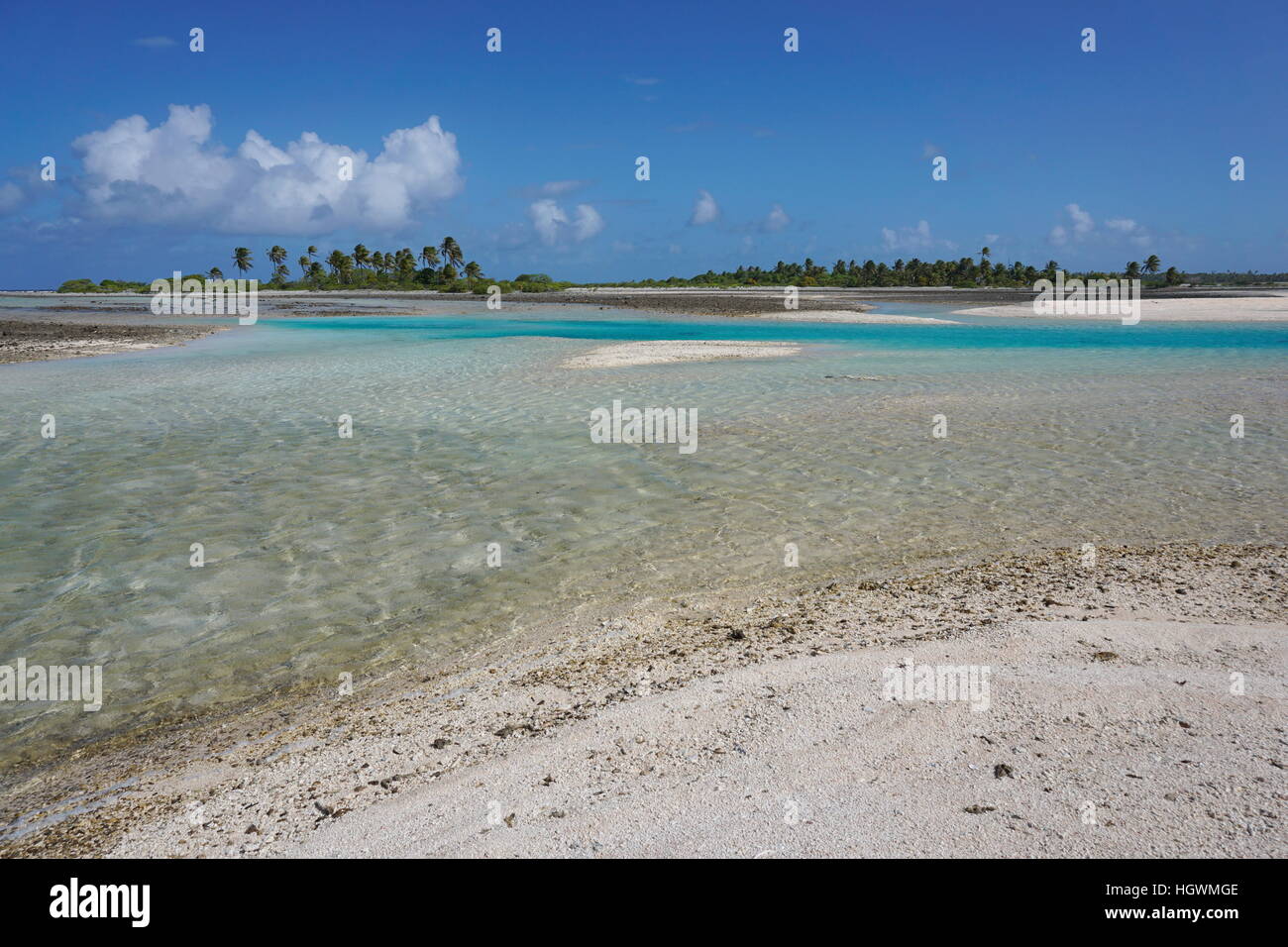 Un chenal peu profond (hoa) avec de l'eau turquoise, entre l'océan et le lagon, atoll de Tikehau, Tuamotu, Polynésie Française, Pacifique sud Banque D'Images