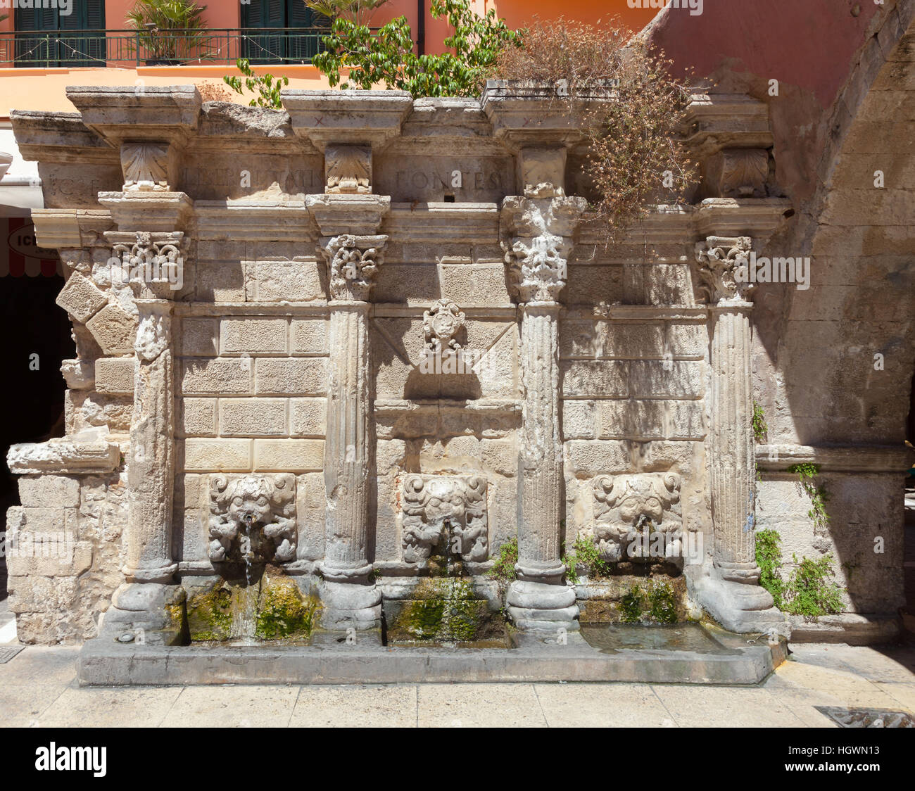 Vénitien de style Renaissance Fontaine Rimondi springs l'eau potable au moyen de trois têtes de lion dans le centre de la vieille ville de Réthymnon, en Crète Banque D'Images