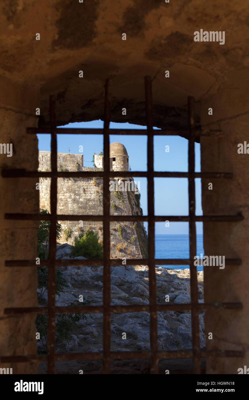 Bastion de la citadelle vénitienne de la Fortezza à Rethymno, Crète, vu à travers la fenêtre, râpé Banque D'Images