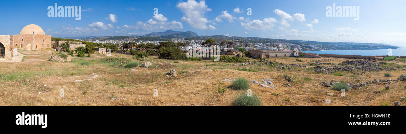 Vue panoramique de la citadelle Fortezza, Rethymno, Crète, Grèce, avec mosquée du Sultan Ibrahim à gauche et droite sur le Bastion Saint Lucas Banque D'Images