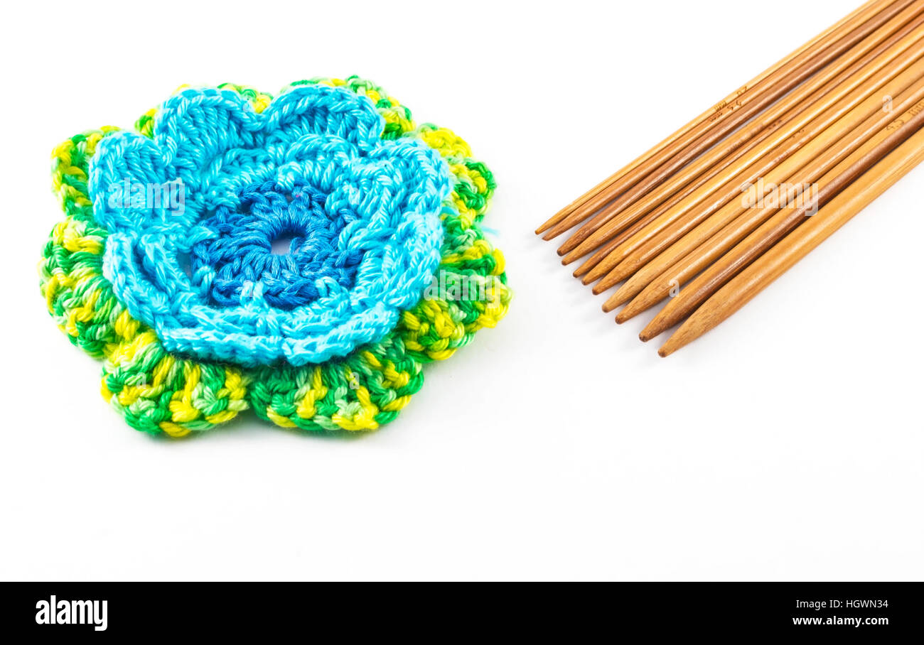 Crochets et fleur sur fond blanc Banque D'Images