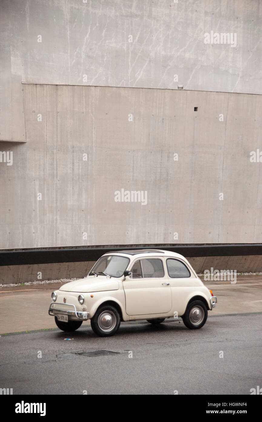 Une Fiat 500 garé dans une rue de Rome Banque D'Images