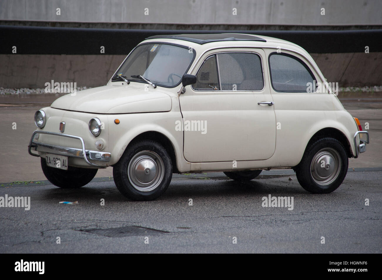 Une Fiat 500 garé dans une rue de Rome Banque D'Images