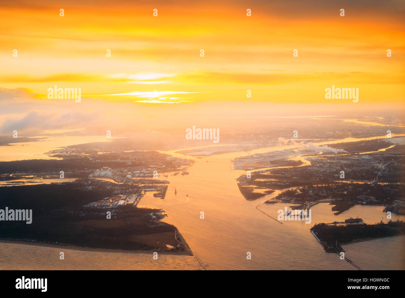 Dvina occidentale se jette dans la mer Baltique. River divise le Nord de Kurzeme et district de Riga, en Lettonie. Vue de l'avion. Coucher du soleil lever du soleil vo Banque D'Images