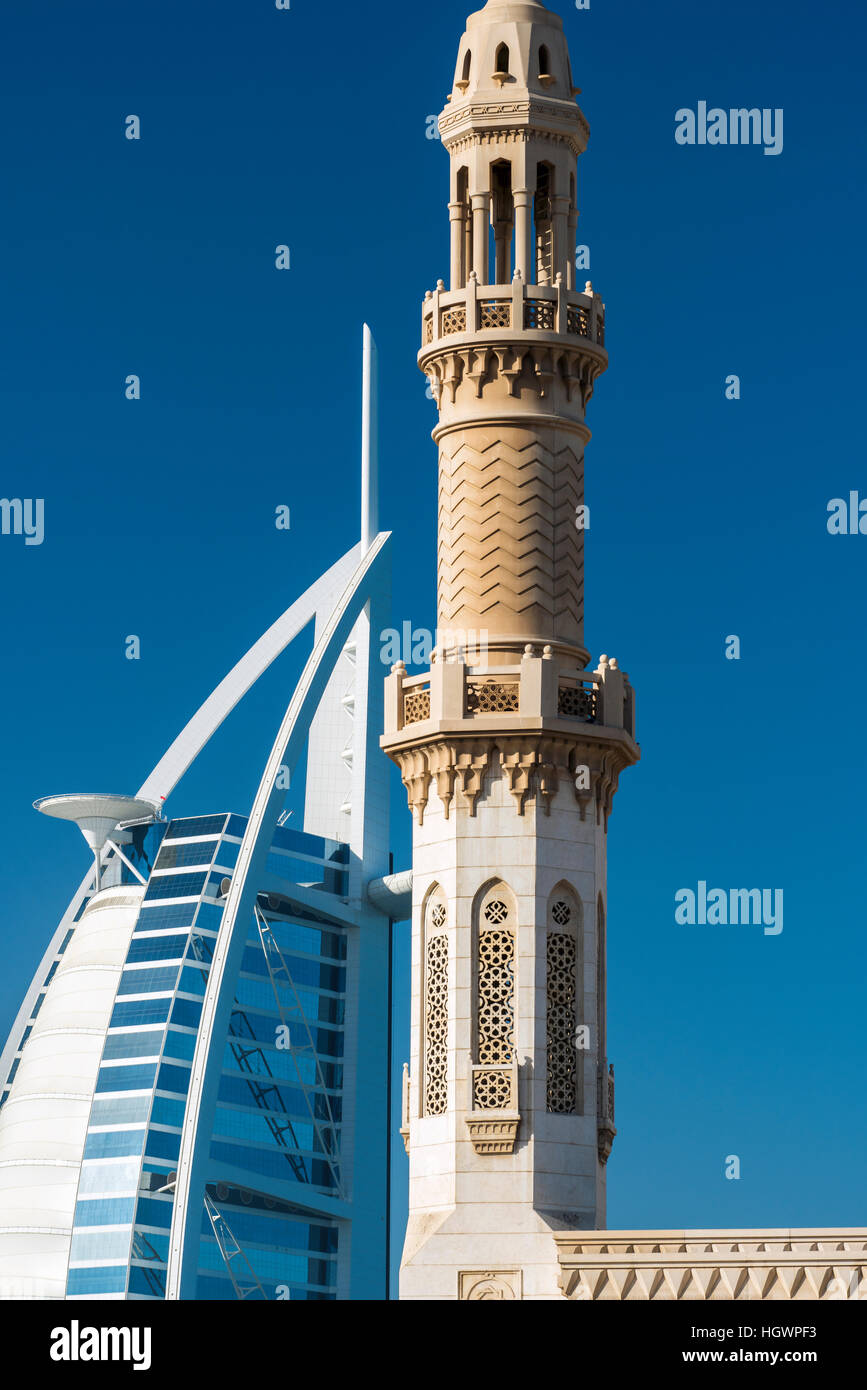Avec Minaret derrière Burj al Arab, Dubaï, Émirats Arabes Unis Banque D'Images