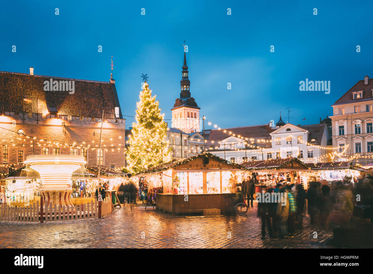 Marché de Noël traditionnel sur la place de l'Hôtel de Ville - Place Raekoja à Tallinn, Estonie. Arbre de Noël et de maisons de commerce avec vente de cadeaux de Noël, Banque D'Images