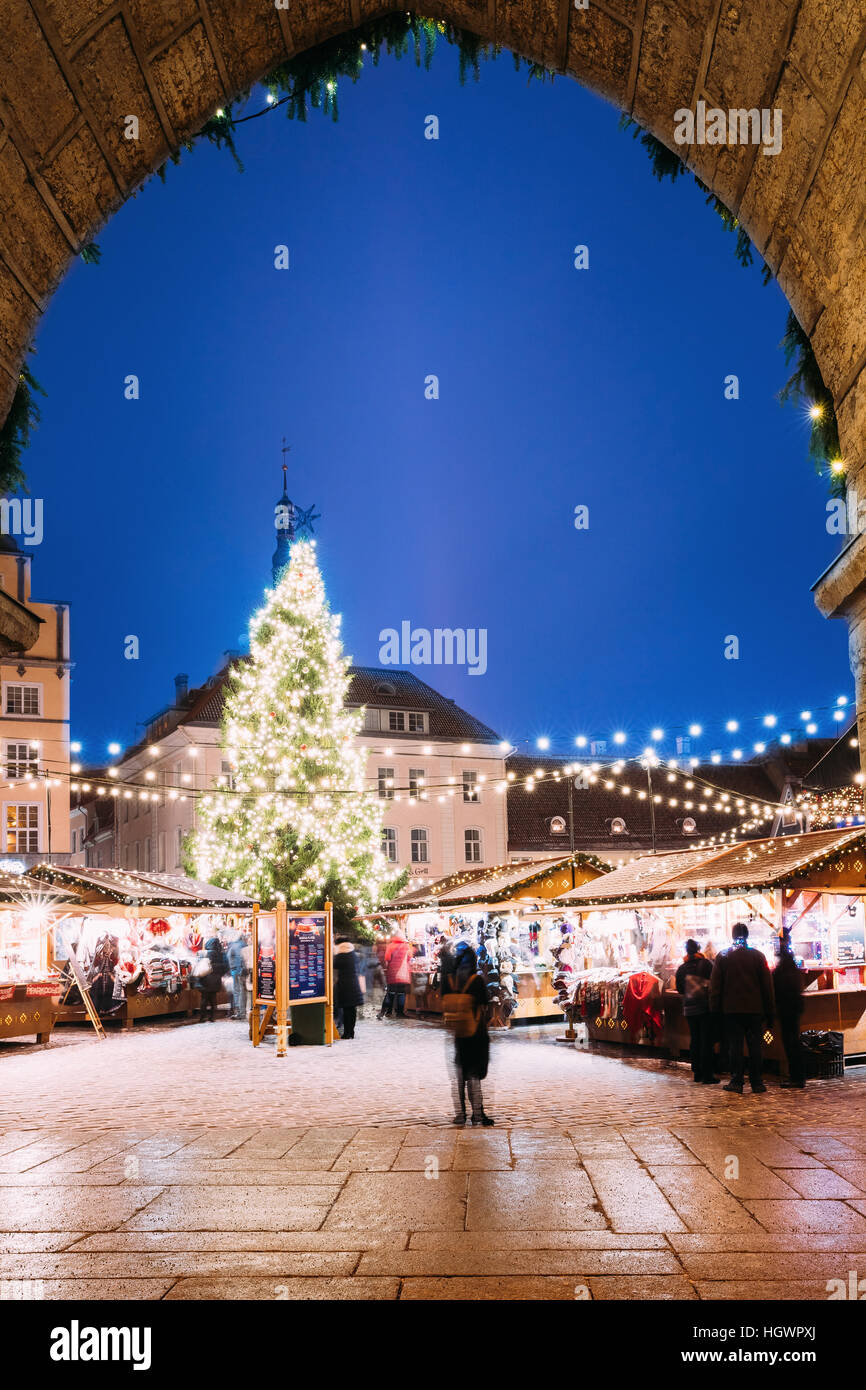 Vue sur la place de l'hôtel de ville - Raekoja Plats à travers l'arche de l'hôtel de ville de Tallinn, Estonie. Arbre de Noël et de maisons de commerce avec vente de Christm Banque D'Images