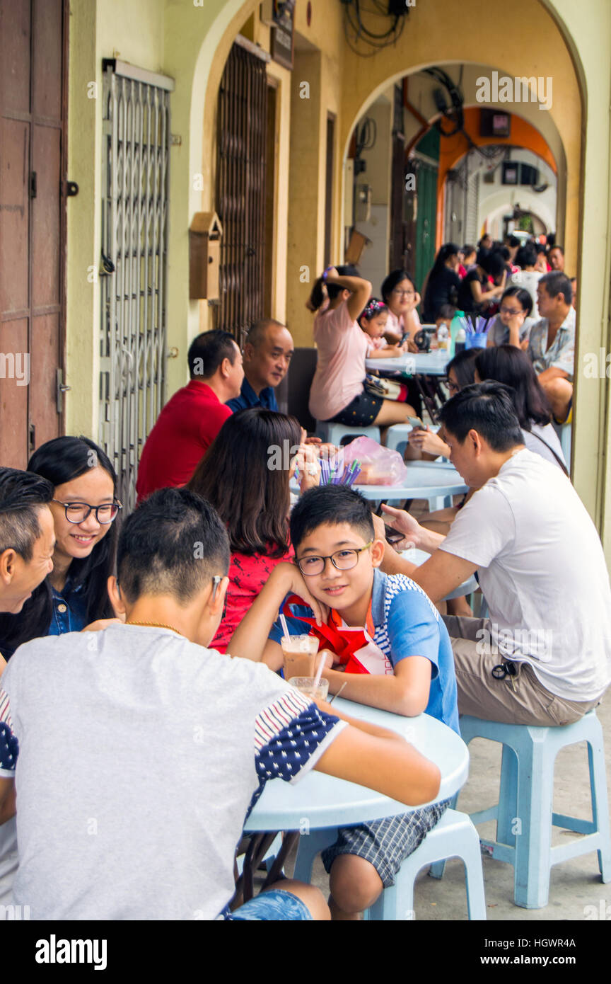 Salle à manger extérieure sur Panglima Lane, vieille ville, Ipoh, Malaisie Banque D'Images