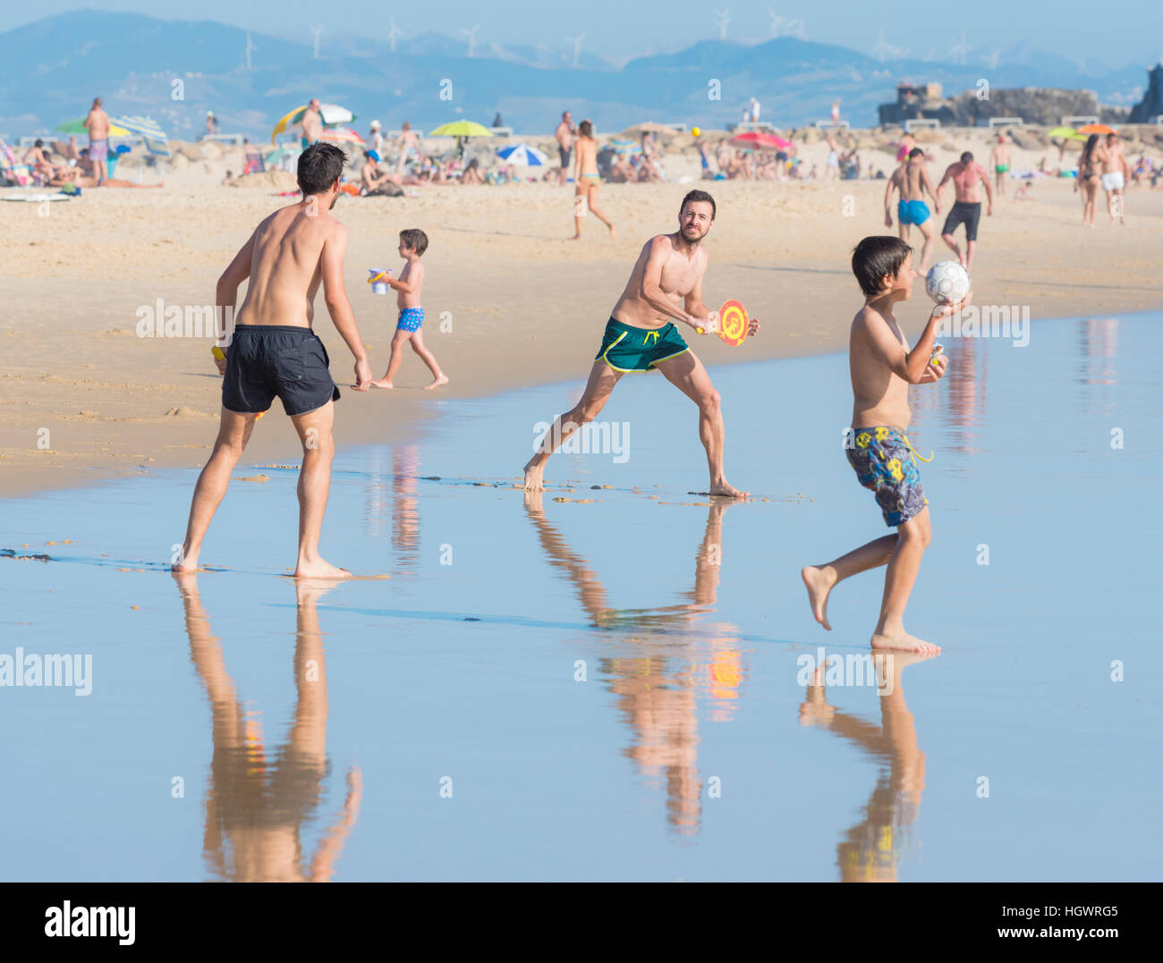 Les personnes bénéficiant de la plage. Tarifa, Cadix, Costa de la Luz, Andalousie, Espagne du Sud. Banque D'Images