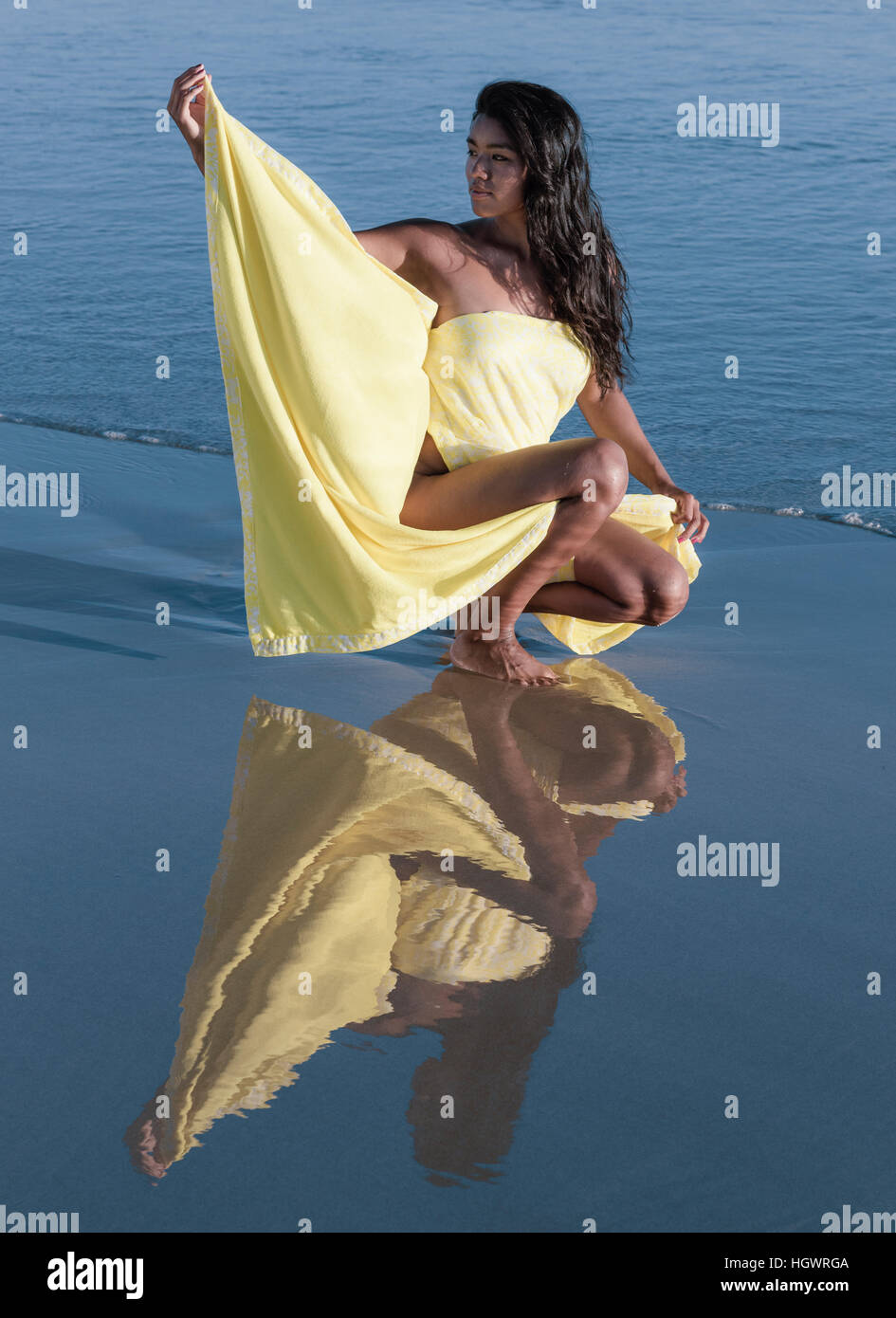 Femme avec une plage d'enrubannage. Banque D'Images