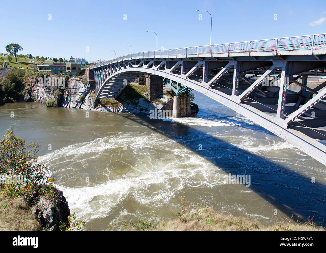 Pont sur la rivière Saint-Jean, qu'en vertu de l'influence des marées haute mer flux inverse c'est deux fois par jour (Saint John, Nouveau-Brunswick). Banque D'Images