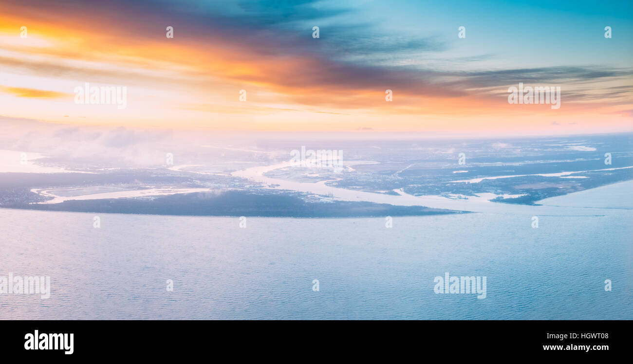 Dvina occidentale se jette dans la mer Baltique. River divise le Nord de Kurzeme et district de Riga, en Lettonie. Vue de l'avion. Coucher du soleil lever du soleil vo Banque D'Images