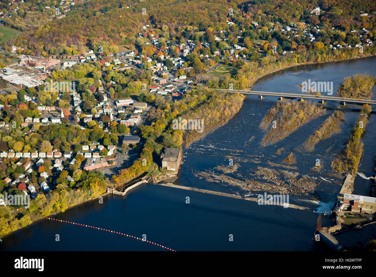 La rivière Connecticut comme il coule à travers South Hadley, Massachusetts. Barrage de Holyoke. Banque D'Images