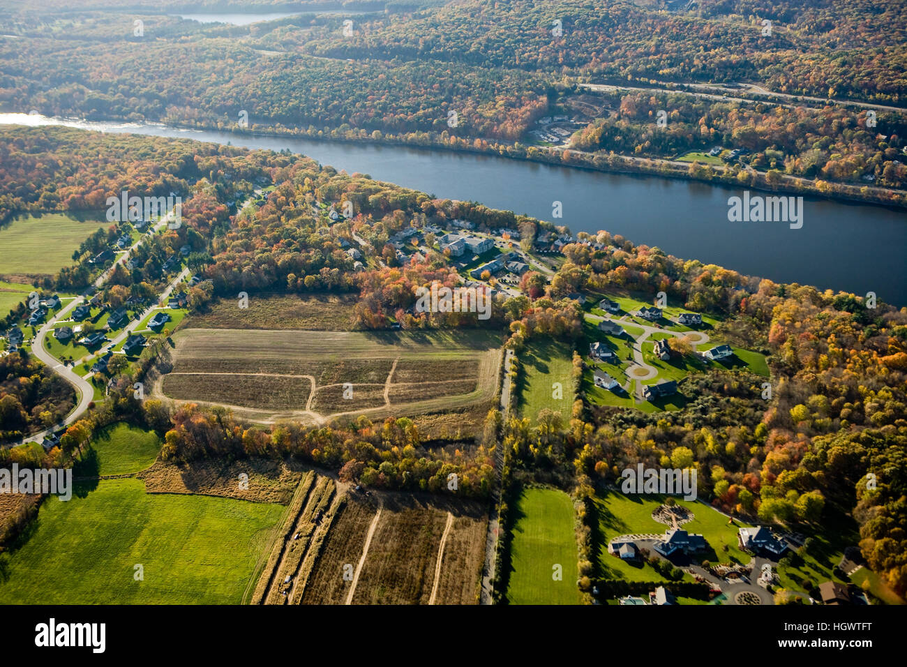 Le développement résidentiel à côté de fermes et de la rivière Connecticut à South Hadley, Massachusetts. Banque D'Images
