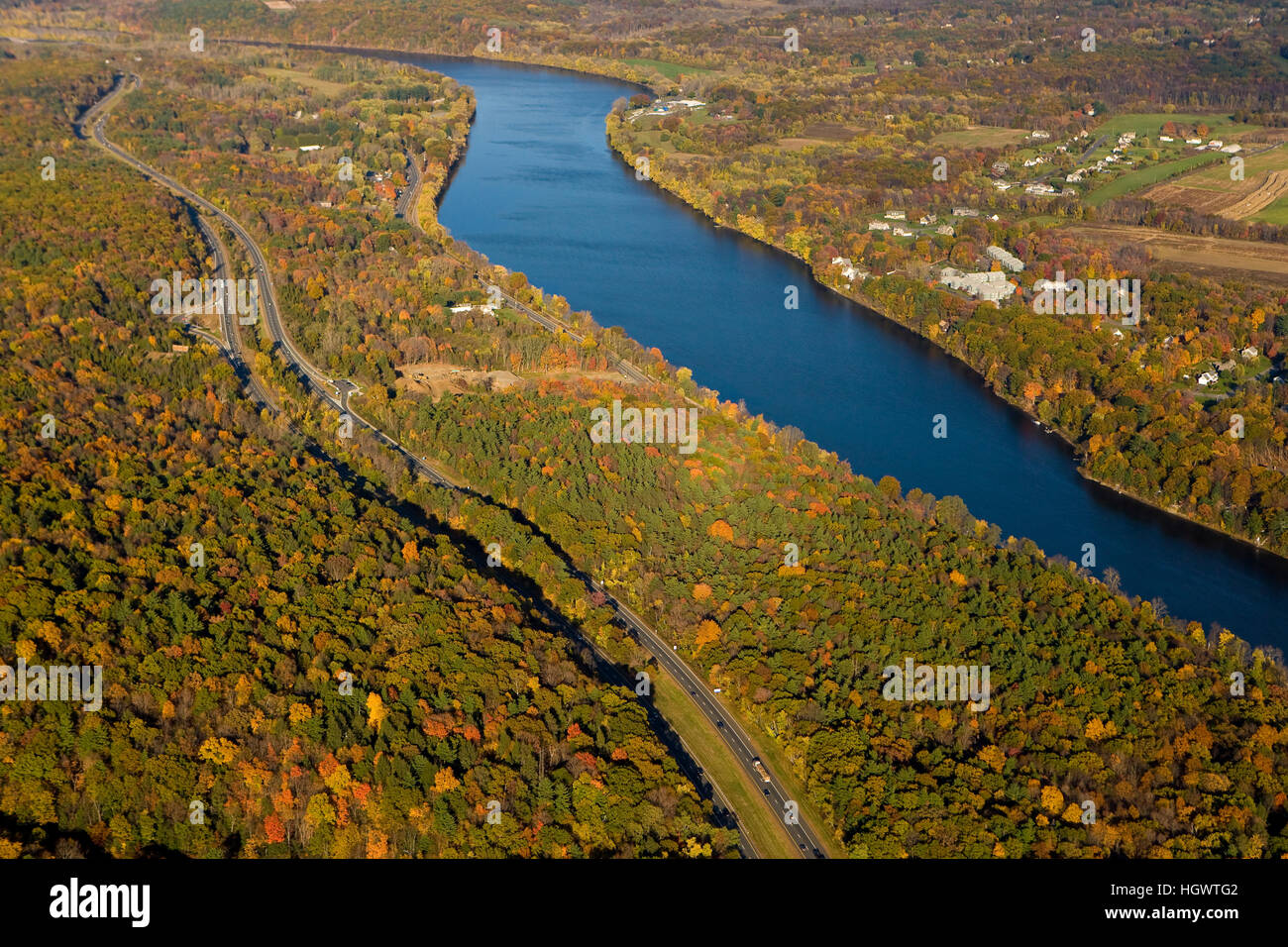 La rivière Connecticut à Holyoke et South Hadley, Massachusetts. L'Interstate 91 est parallèle à la rivière. Banque D'Images
