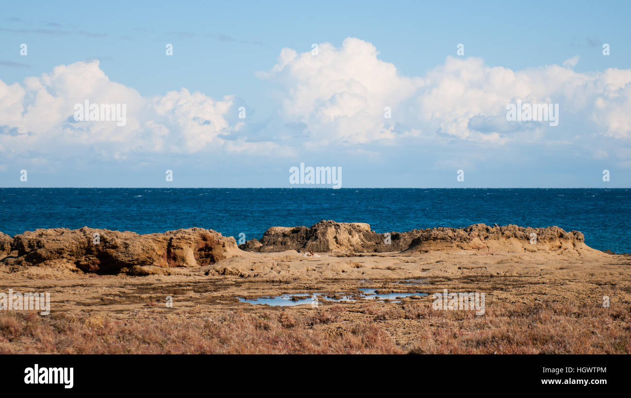 Une vue de la côte et la plage de Famagouste, dans le nord de Chypre. Banque D'Images