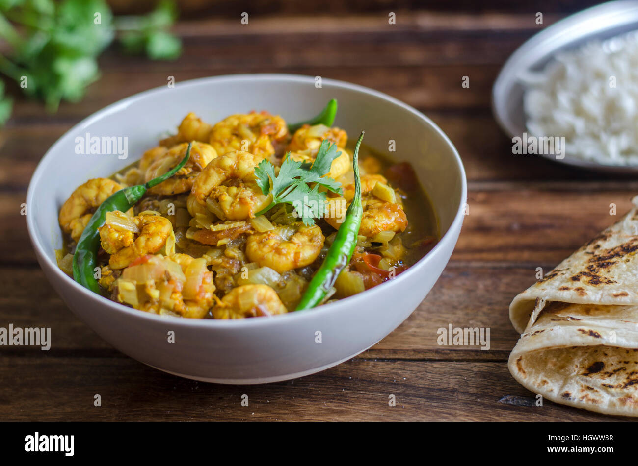 Goan curry de crevettes avec du riz et des chapatis Banque D'Images