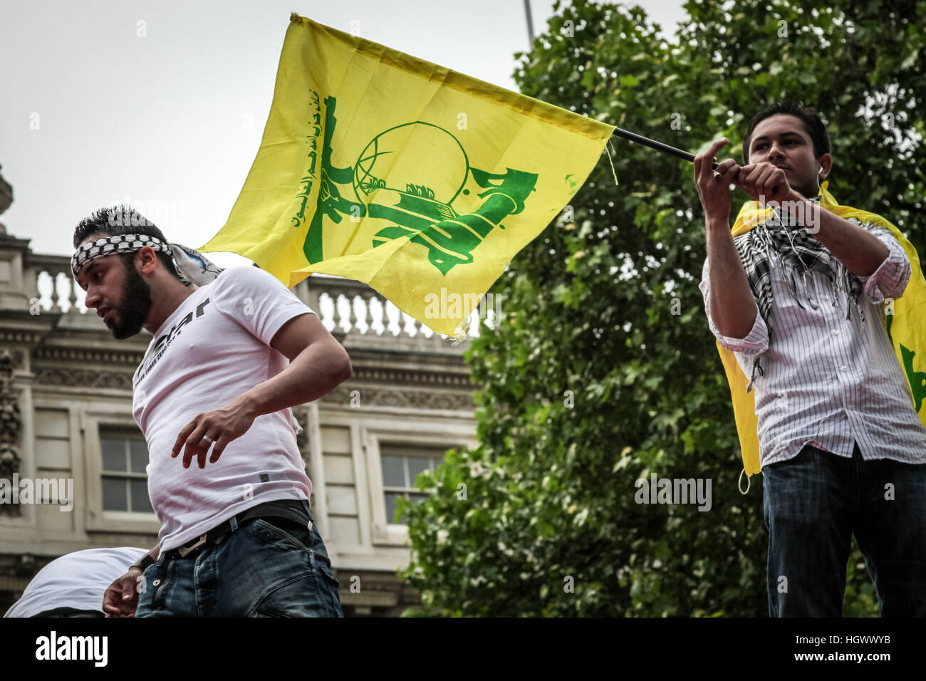 Pavillon d'onde prend en charge le Hezbollah. Marche de protestation contre la violence utilisée par les soldats israéliens au cours de la flottille de Gaza. Londres, Royaume-Uni. Banque D'Images