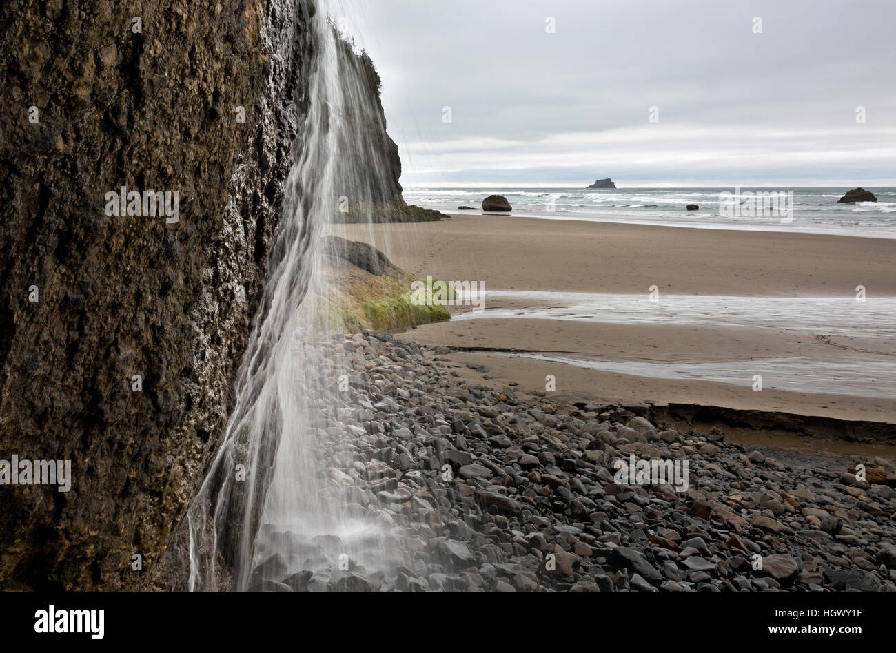 Ou02318-00...OREGON - petite chute sur la plage du Parc d'état de Hug Point, au sud de la plage de Canon. Banque D'Images