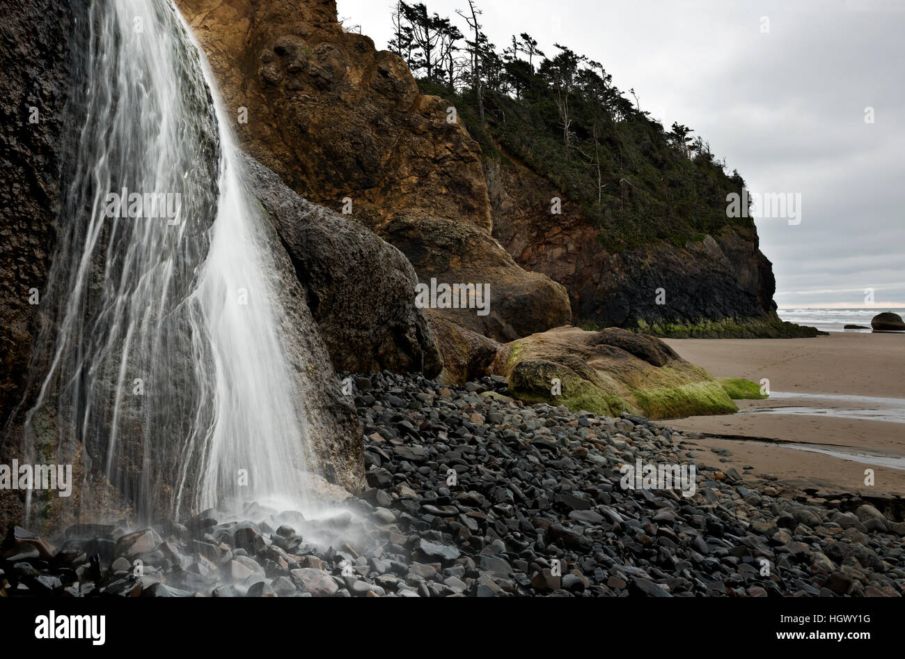 Ou02319-00...OREGON - petite chute sur la plage du Parc d'état de Hug Point, au sud de la plage de Canon. Banque D'Images