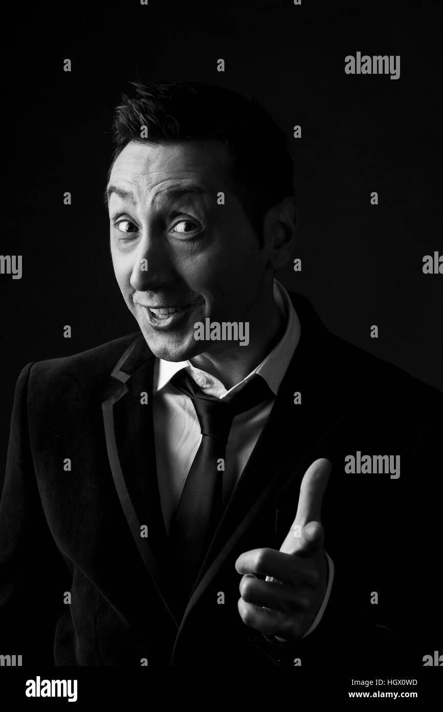 Portrait d'homme d'une trentaine sur un fond noir Banque D'Images