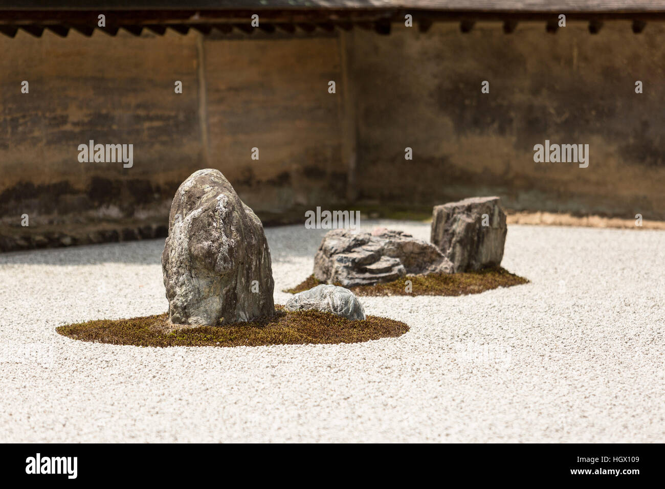 Quelques pierres de Ryōan-ji Rock Garden, Kyoto, Japon. Banque D'Images