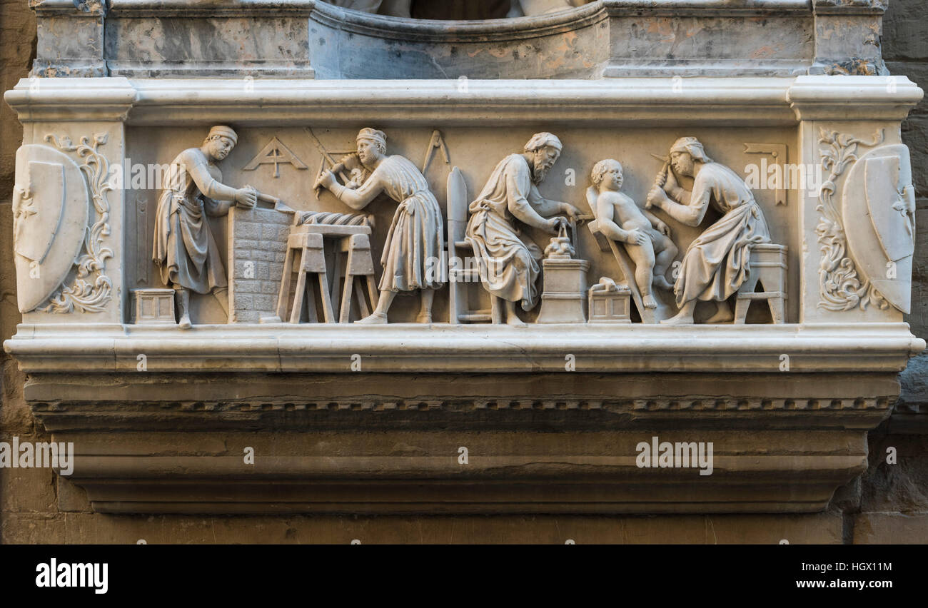 Florence. L'Italie. En relief représentant des tailleurs, sculpteurs sur bois et de sculpteurs sur la façade du Palazzo Vecchio. Banque D'Images