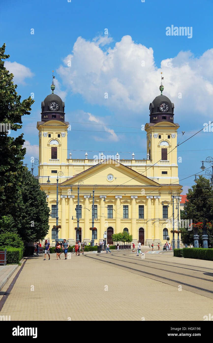 DEBRECEN, HONGRIE - 1 juillet 2016 : Kossuth ter, la place centrale de Debrecen, avec grande Eglise Réformée (Nagytemplom) Banque D'Images