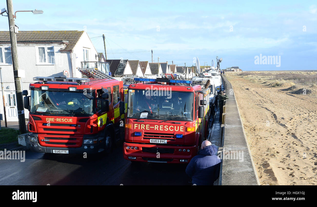 Les Services d'incendie et de sauvetage à Jaywick beach dans l'Essex, au milieu des craintes d'inondations causées par un raz-de-marée plus tard cet après-midi. Banque D'Images