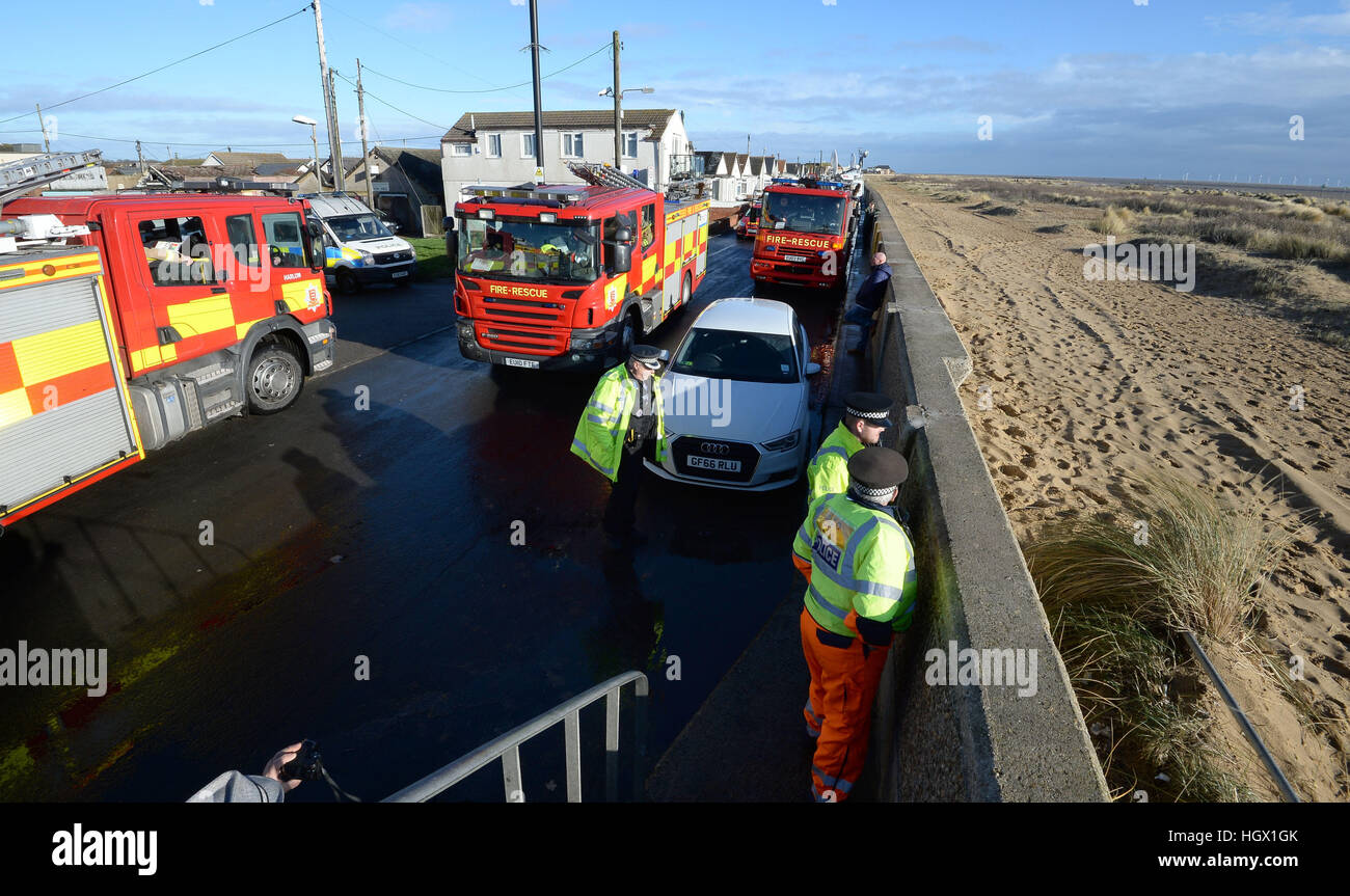 Les Services d'incendie et de sauvetage et de la Police à Jaywick beach dans l'Essex, au milieu des craintes d'inondations causées par un raz-de-marée plus tard cet après-midi. Banque D'Images