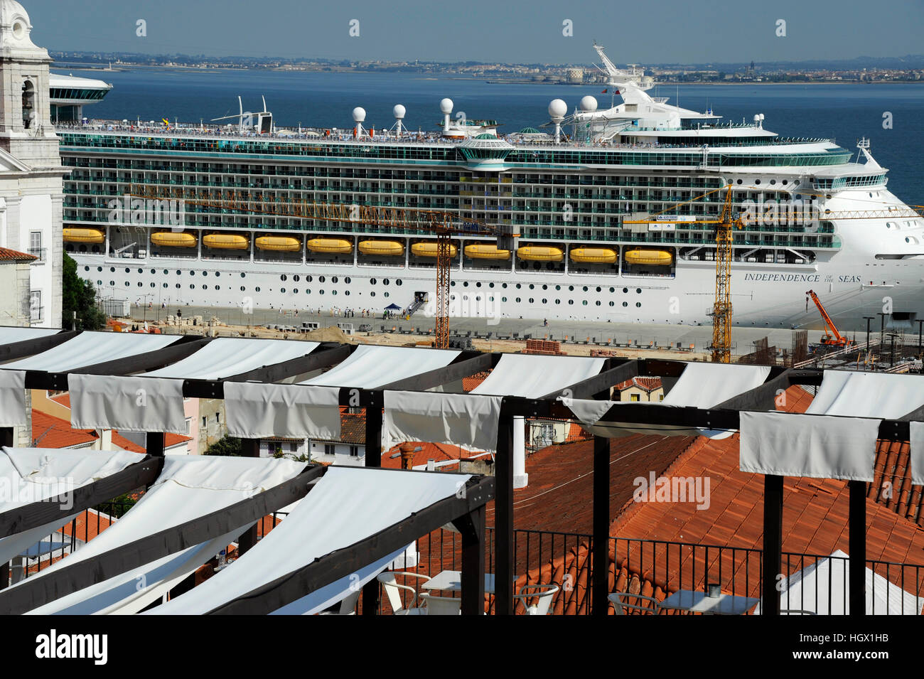 Indépendance de la Seas cruise ship terminal passagers à Santa Apolonia, Igreja de Santo Estevao église, Lisbonne, Portugal Banque D'Images