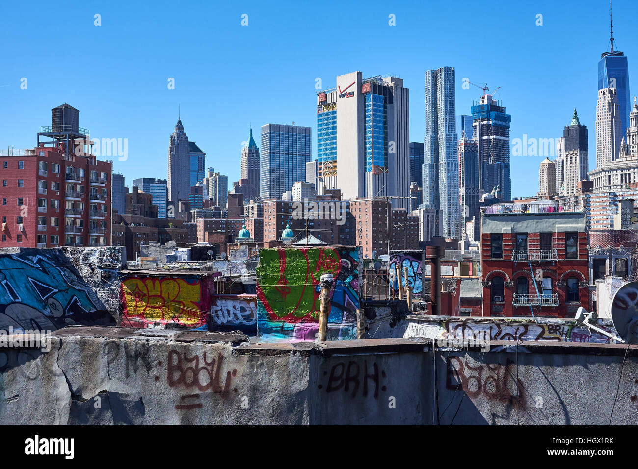 Un grand nombre de graffitis sur les toits vu de pont de Manhattan avec des gratte-ciel et du World Trade Centre à l'arrière-plan Banque D'Images