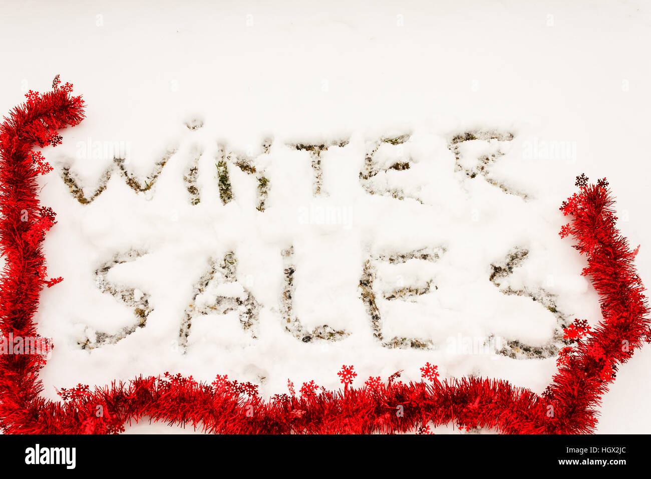 Ll'écrit les soldes d'hiver /l'hiver écrit sculptée dans la neige de ventes Banque D'Images