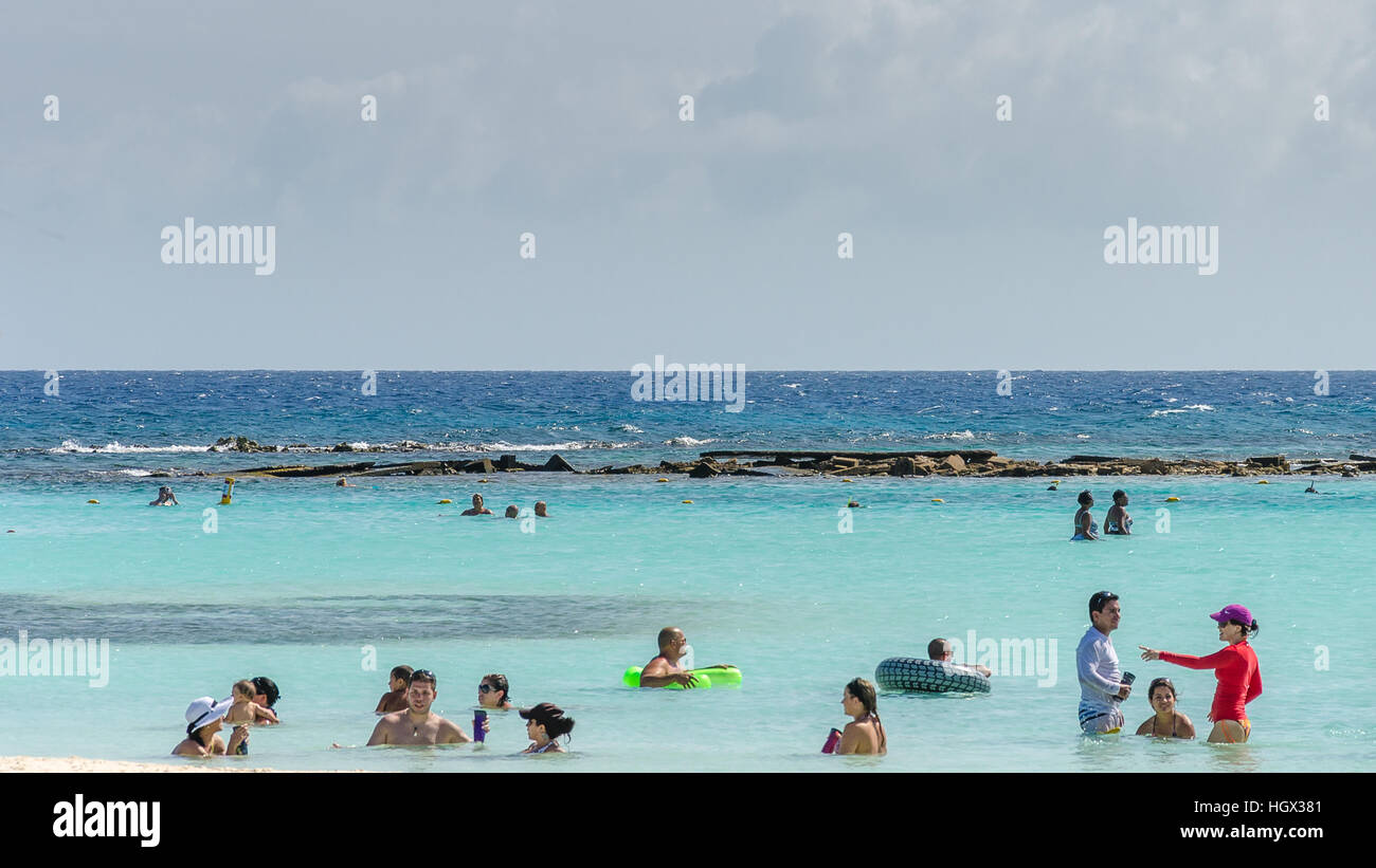 Aruba, Antilles - le 26 septembre 2012 : Avis de touristes appréciant baby beach sur l'île d'Aruba dans la mer des Caraïbes Banque D'Images