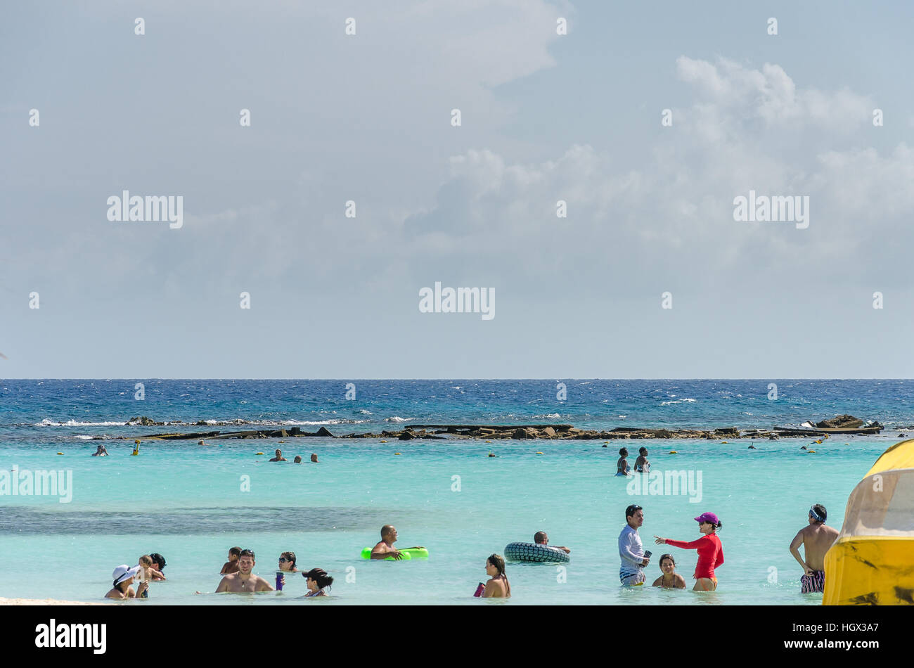 Aruba, Antilles - le 26 septembre 2012 : Avis de touristes appréciant baby beach sur l'île d'Aruba dans la mer des Caraïbes Banque D'Images