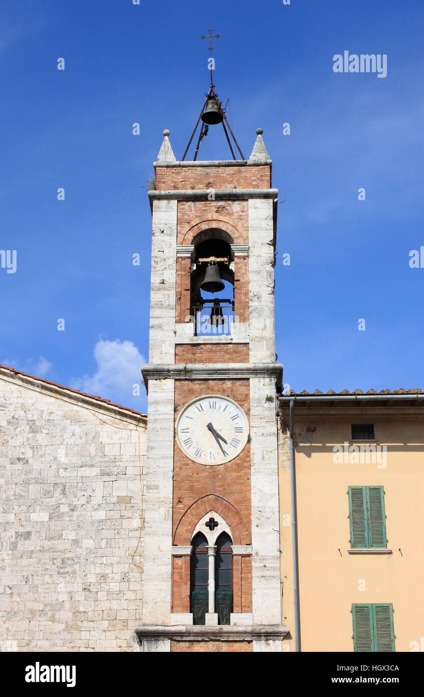 Beffroi de l'église Saint François à San Quirico d'Orcia. La toscane, italie Banque D'Images