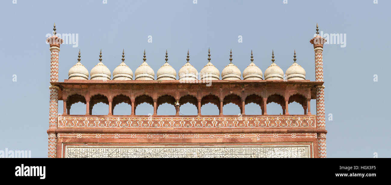 11 mini-dômes au-dessus de la porte principale qui représentent la moitié des 22 années qu'il a fallu pour construire le Taj Mahal Banque D'Images