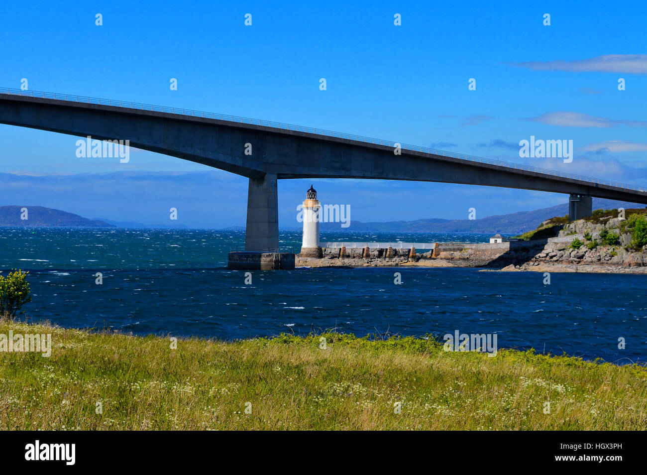 Skye Bridge et Eilean Ban Phare. Banque D'Images